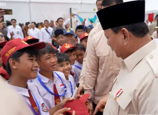 Momen Prabowo Subianto menolak memberikan tanda tangan ke siswa SD karena takut mengotori topi sekolahnya. (Sumber: Tangkap Layar YouTube/Sekretariat Presiden)