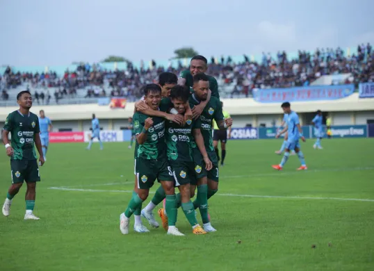 Skuad PSKC Cimahi melakukan selebrasi usai mencetak gol penyeimbang saat hadapi Persela Lamongan, di babak 8 besar Liga 2 2024-25. (Foto: Media Officer PSKC Cimahi)