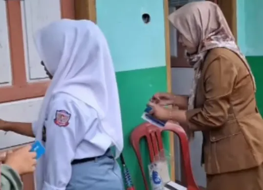 Siswi SMA di Cianjur menjalani tes kehamilan setiap tahun ajaran baru. (Sumber: Tangkap Layar Instagram/@medsos_rame)