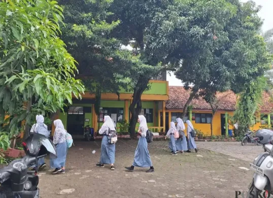 Sejumlah siswa SMAN 20 Kota Bekasi saat hendak masuk ke kelas mereka di SMP YPII Bungur di Jalan Raya Seroja, Kampung Ceger, Harapan Jaya, Bekasi Utara, Kota Bekasi. Kamis, 23 Januari 2025. (Sumber: Poskota/Ihsan Fahmi)