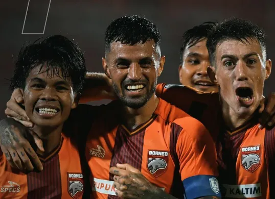 Dwiky Hardiansyah (kiri) merayakan gol penentu kemenangan Borneo FC atas Kaya FC Ilolo di laga matchday 4 Grup B ASEAN Club Championship 2024-25. (Sumber: Instagram @borneofc.id)