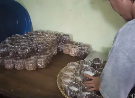 Perajin kue keranjang atau dodol China di Purwakarta, Kamis, 23 Januari 2025. (Sumber: Poskota/Dadan Sukmana)