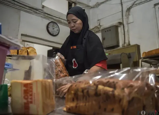 Sejumlah pekerja menyelesaikan pembuatan roti dan kue di Toko Roti Gelora, Jatinegara, Jakarta Timur, Sabtu, 18 Januari 2025. (Sumber: Poskota/Bilal Nugraha Ginanjar)