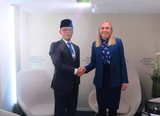 Potret Menlu RI, Sugiono (kiri) dan Menlu Finlandia, Elina Valtonen (kanan) di World Economic Forum, Davos-Klosters, Swiss. (Sumber: Kementerian Luar Negeri)