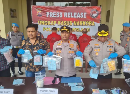 Jajaran Polres Pandeglang saat melakukan konferensi pers soal pengungkapan kasus peredaran narkoba dan obat-obatan terlarang. (Sumber: Poskota/Samsul Fatoni)