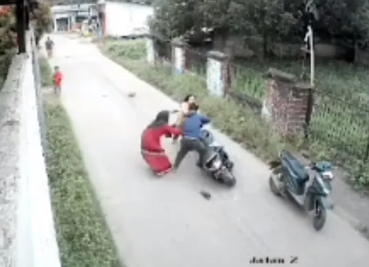 Maling tabung gas di Bogor, Jawa Barat akhirnya diamankan Polsek Parung seusai aksinya digagalkan oleh emak-emak. (Sumber: Tangkap Layar Instagram/@infoparung)