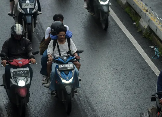 Ilustrasi - Sejumlah pengendara sepeda motor yang tidak dilengkapi dengan alat pelindung kepala (helm) melintasi kamera tilang elektronik (ETLE) di Jalan Matraman, Jakarta Timur, Jumat, 24 Januari 2025. (Sumber: Poskota/Bilal Nugraha Ginanjar)