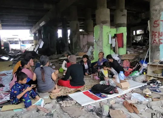 Suasana warga Kampung Tongkol Dalam setelah rumahnya digusur dan kini memilih bertahan di bawah kolong Tol Wiyoto Wiyono, Ancol, Pademangan, Jakarta Utara, Jumat, 24 Januari 2025. (Sumber: Poskota/Pandi Ramedhan)