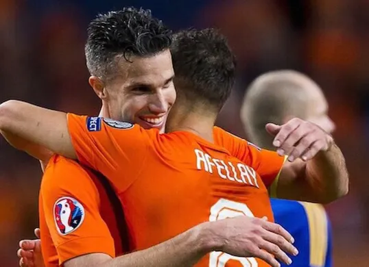 Ibrahim Afellay dan Robin van Persie saat membela Timnas Belanda di kualifikasi Euro 2016 melawan Islandia. (Sumber: Instagram @ibrahimafellay)