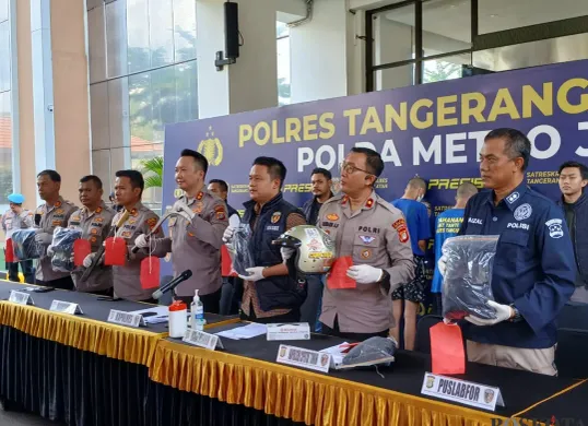 Kapolres Tangerang Selatan, AKBP Victor Inkiriwang, menunjukan barang bukti dalam kasus penyiraman air keras kepada seorang anggota polisi dalam konferensi pers. (Sumber: Poskota/Veronica)