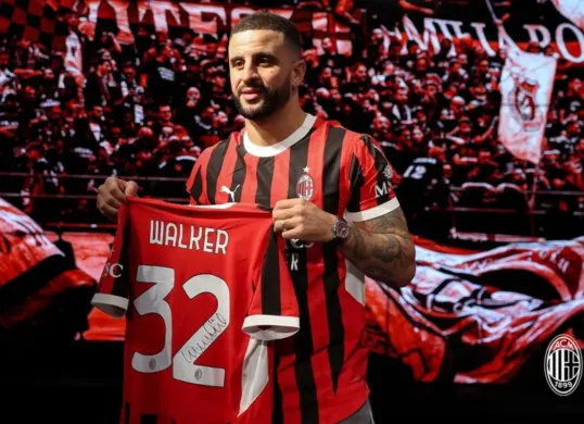 Kyle Walker mengenakan nomor punggung 32 saat berseragam AC Milan. (Sumber: Dok. AC Milan)