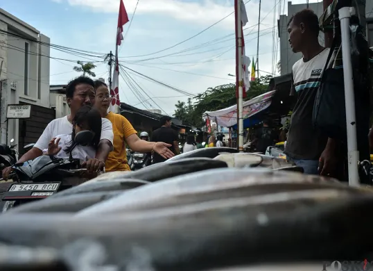 Penjual melayani pembeli ikan bandeng di kawasan, Rawa Belong, Kebon Jeruk, Jakarta Barat, Sabtu, 25 Januari 2025. (Sumber: Poskota/Bilal Nugraha Ginanjar)