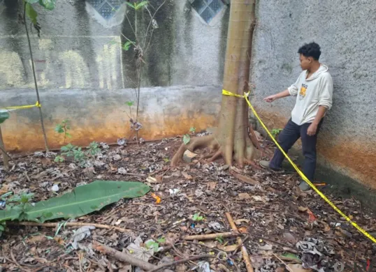 Warga menunjukkan lokasi penemuan granat di lahan kosong di Jalan Mendut, Kampung Kranggan, Kecamatan Jatisampurna, Kota Bekasi. Sabtu, 25 Januari 2025. (Sumber: Poskota/Ihsan Fahmi)