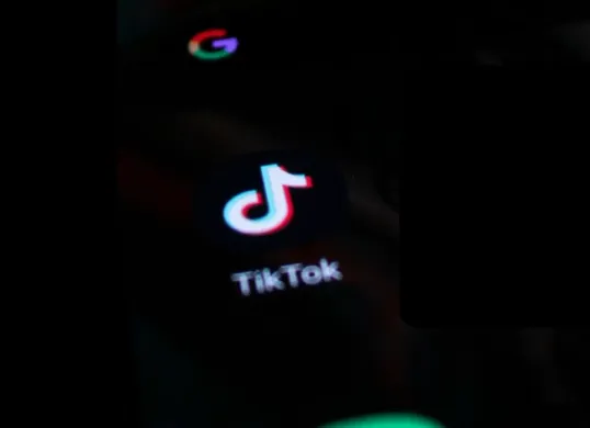 Cara menonaktifkan akun TikTok sementara. (Canva)