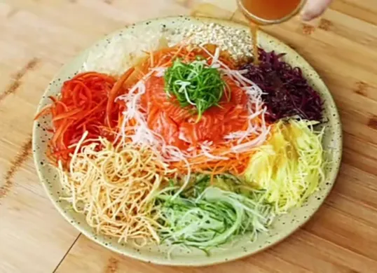 Resep Yu Sheng (Sumber: Tangkap Layar YouTube/Devina Hermawan)