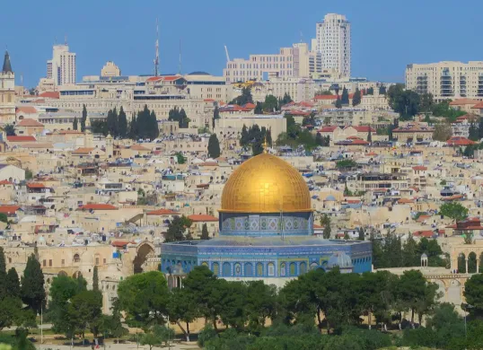 Potret komplek Masjid Al Aqsa di Yerusalem. Kubah berwarna emas adalah Kubah Batu atau Dome Of The Rock, bagian dari komplek Al Aqsa. (Sumber: Unsplash/ekrem osmanoglu)