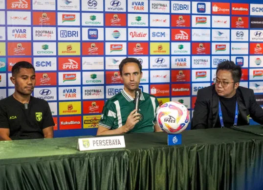 Posisi Paul Munster di posisi pelatih Persebaya terancam setelah menelan kekalahan di empat laga beruntun. (Foto: persebaya.id)