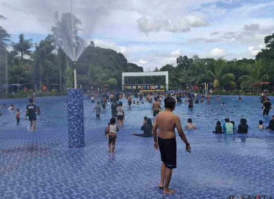 Wisata Waterboom Putri Duyung Depok, mengalami peningkatan pengunjung di musim liburan panjang, Minggu 26 Januari 2025. (Sumber: Poskota/Angga Pahlevi)
