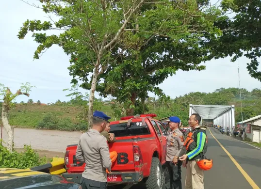 Petugas kepolisian bersama tim SAR melakukan upaya pencarian terhadap seorang warga yang dilaporkan hanyut terbawa sungai Cikandang Kecamatan Pakenjeng Kabupaten Garut. (Sumber: Dok Polairud Polres Garut)