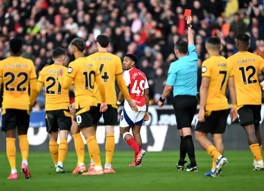 Arsenal dapat Kartu merah, Alan Shearer: Keputusan terburuk wasit liga Inggris. (Sumber: X/ Premier League)