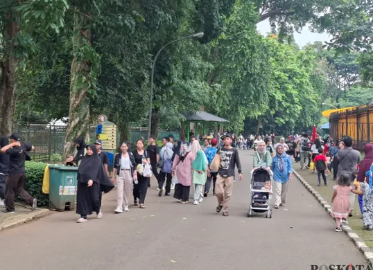 Suasana pengunjung Taman Margasatwa Ragunan di Pasar Minggu, Jakarta Selatan, pada momen libur Isra Miraj, Senin, 27 Januari 2025. (Sumber: Poskota/ Angga Pahlevi)