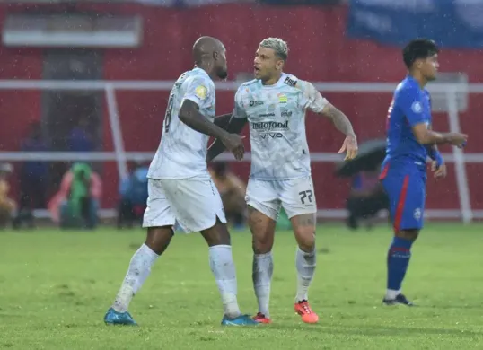 Ciro Alves cetak assist untuk Gervane Kastaneer, saat Persib menghadapi Arema FC di pekan 20 Liga 1 2024-25. (Foto: persib.co.id)