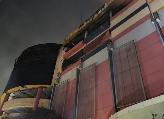 Suasana paska kebakaran gedung Glodok Plaza, Tamansari, Jakarta Barat. (Sumber: Poskota/Pandi Ramedhan)