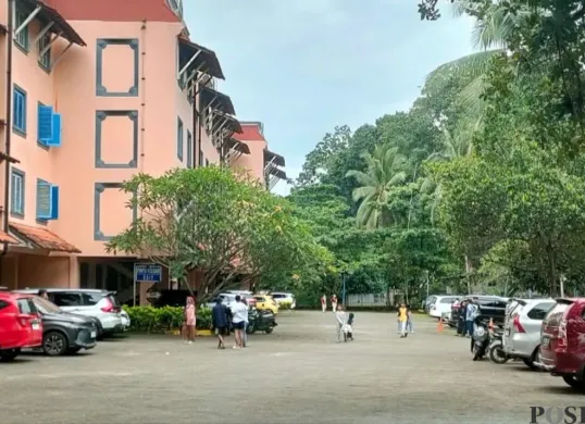 Kawasan hotel Lippo Carita Pandeglang dipadati kendaraan wisatawan yang liburan di hotel. (Sumber: Poskota/Samsul Fatoni)