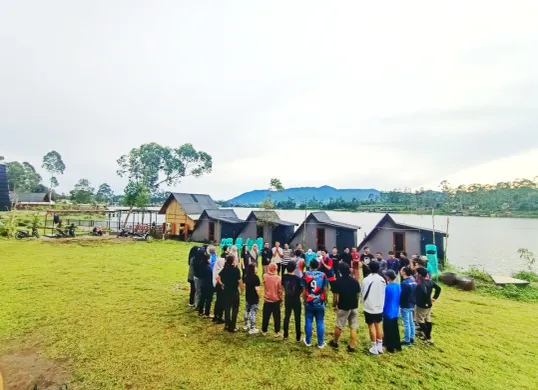 Sejumlah wisatawan tengah mengikuti Fun Games di Villa Kabayan, Situ Cileunca. Tingkat kunjungan wisatawan ke Pangalengan meningkat drastis pada moment libur panjang Isra Miraj dan Imlek. (Sumber: Yugi Prasetyo/Poskota)