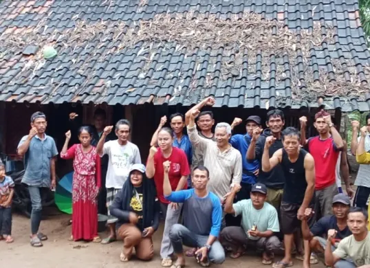 Puluhan warga yang terancam diusir dari tempat tinggalnya di Desa Sukatani, Kecamatan Wanasalam, Lebak, saat berkumpul mendiskusikan persoalan yang dialami mereka. (Sumber: Dok. Warga)