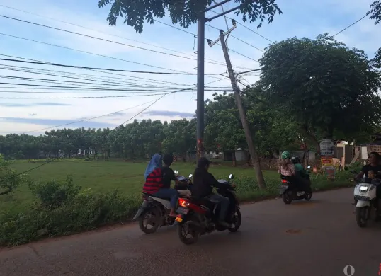 Lokasi tawuran sebabkan seorang remaja tewas di Jalan Raya Pulo Timaha, Kecamatan Babelan, Kabupaten Bekasi, Minggu, 26 Januari 2025. (Sumber: Poskota/Ihsan Fahmi)