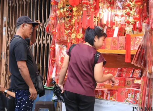 Pedagang pernak pernik Imlek di Pasar Lama Tangerang. (Sumber: Poskota/Veronica)