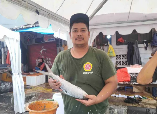 Fauzan, 32 tahun, salah satu pedagang ikan bandeng musiman di Rawa Belong, Kebon Jeruk, Jakarta Barat. (Sumber: Poskota/Pandi Ramedhan)