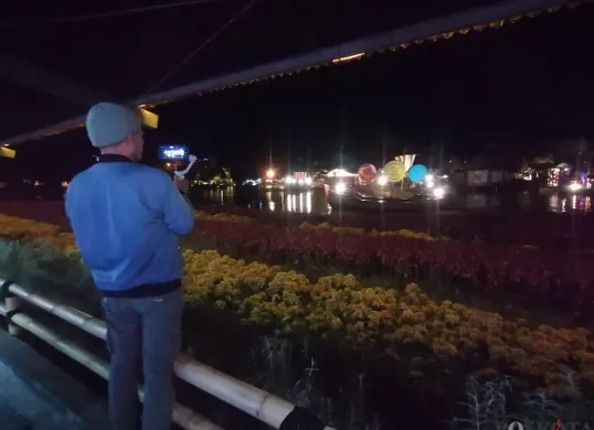 Pengunjung mengabadikan momen dari tepi danau di tempat Wisata Floating Market, Lembang, Kabupaten Bandung Barat. (Sumber: Poskota/Gatot Poedji Utomo)