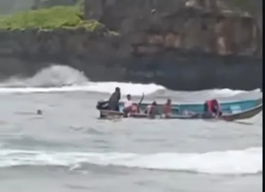 Proses pencarian korban tenggelam terseret ombk Pantai Drini Gunung Kidul, DIY oleh petugas SAR Satlinmas. (Sumber: Instagram @pakwowestobat)