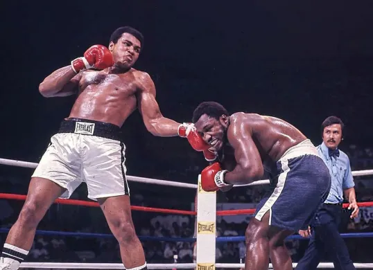 Pertarungan Muhammad Ali vs Joe Frazier (Sumber: IG: @boxingnewsonline)