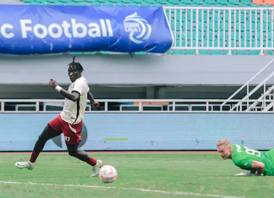 Momen saat Balotelli mencetak gol di pertandingan Dewa United vs PSM Makssar pada pekan 20 Liga 1 2024-25. (Sumber: Instagram @psm_makassar)