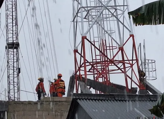 Sejumlah petugas berada di sekitar tower di Tambun Utara, Kabupaten Bekasi, Selasa, 28 Januari 2025. (Sumber: Poskota/Ihsan Fahmi)