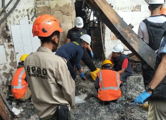 Tim gabungan kembali mengevakuasi satu kantong jenazah korban kebakaran Plaza Glodok, Tamansari, Jakarta Barat, Selasa, 28 Januari 2025 (Sumber: Dok. BPBD Jakarta)