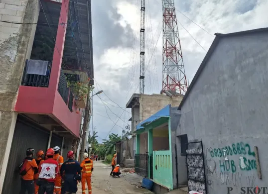 Proses evakuasi jenazah pekerja proyek yang terjepit dalam insiden runtuhnya coran penyangga tower provider di Tambun Utara, Kabupaten Bekasi, Selasa, 28 Januari 2025. (Sumber: Poskota/Ihsan Fahmi)