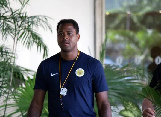 Patrick Kluivert saat jadi pelatih Timnas Curacao. (Sumber: ffk.cw)