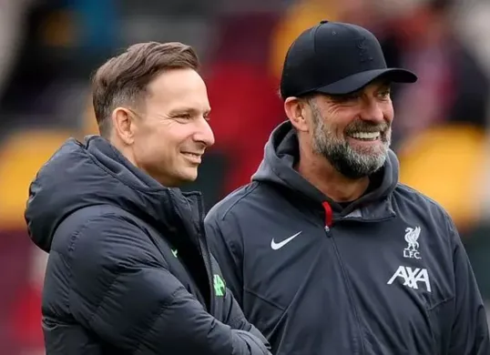 Mantan sisten Jurgen Klopp yakni Pepijn Lijnders dikabarkan menjadi kandidat kuat untuk posisi Direktur Teknik Timnas Indonesia. (Sumber: X/@livescore)