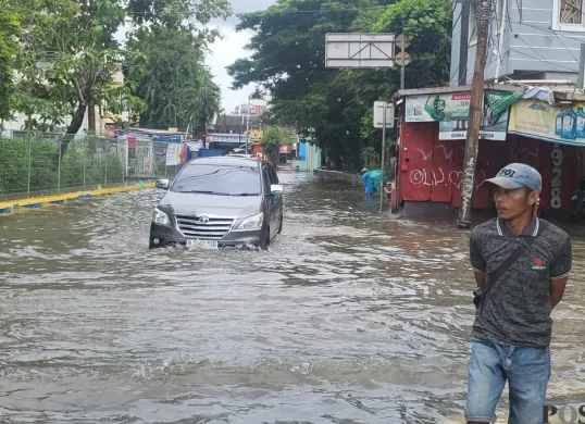 Banjir merendam kawasan Green Garden, Jakarta Barat, Rabu, 29 Januari 2025. Polisi lakukan pengalihan arus lalu lintas. (Sumber: Poskota/Pandi Ramedhan)