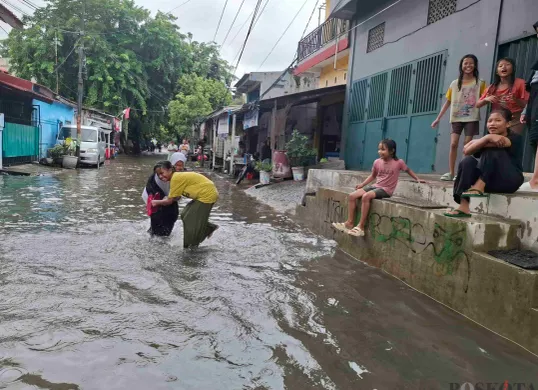 Jalanan di Tugu Utara, Koja, Jakarta Utara, Rabu 29 Januari 2025 siang terendam banjir. (Sumber: Poskota/Angga Pahlevi)