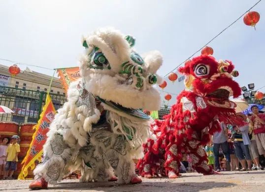 Kemeriahan pertunjukan Barongsai dalam perayaan Tahun Baru Imlek 2025. (Sumber: Pinterest)