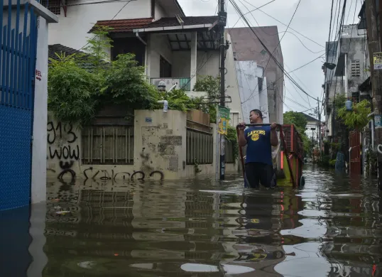 Banjir rendam Jalan Satria II, Grogol, Jakarta Barat, Rabu, 29 Januari 2025. Banjir setinggi 40 hingga 70 cm, melanda kawasan tersebut semenjak dini hari akibat dari hujan yang tak berhenti. (Sumber: (Poskota/Bilal Nugraha Ginanjar))