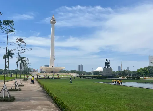 Ilustrasi - Ratusan personel kebersihan disiagakan di Monumen Nasional (Monas) menjelang pelantikan kepala daerah serentak. (Sumber: X/@ColminIndonesia)