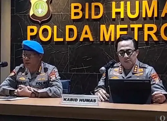 Kabid Propam Polda Metro Jaya, Kombes Radjo Alriadi Harahap (kiri) dan Kabid Humas Polda Metro Jaya, Kombes Ade Ary Syam Indradi di Mapolda Metro Jaya. (Sumber: Poskota/Ali Mansur)