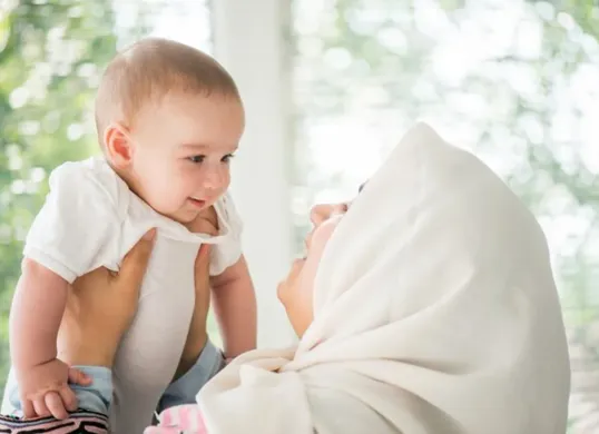 Beberapa inspirasi nama bayi laki-laki Islami yang lahir di bulan Ramadhan (Sumber: Freepik)