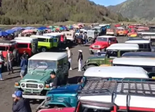 Ratusan jeep yang mengangkut wisatawan terparkir di kawasan Wisata Bromo, Probolinggo di momen libur Imlek tahun 2025. (Sumber: Instagram @infowisatagunungbromo)